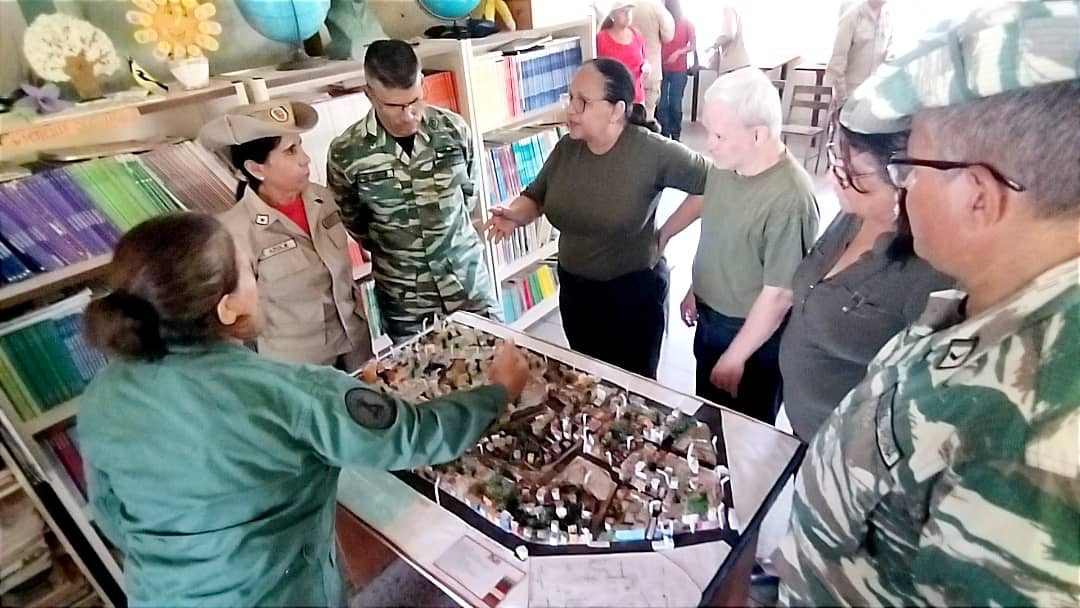 ADI112ANU2's tweet photo. #17FEB2024 Visita del Gb Gil Pino cmdte de Milicia para Zodi Zulia N° 11 a la Parroquia Olegario Villalobos para la práctica y exposición de la Defensa Comunal. https://t.co/5CSDrZUo5Y
