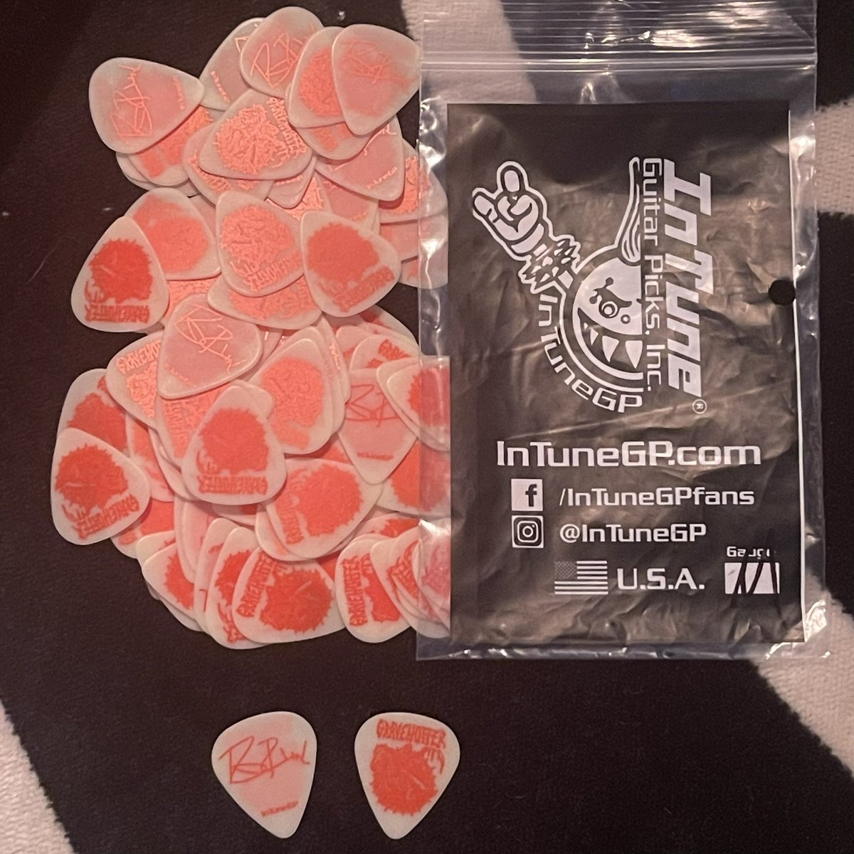 Gravehuffer's tweet photo. New glow in the dark guitar picks from InTune Guitar Picks, Inc. #intunegp https://t.co/zlZovaa15B