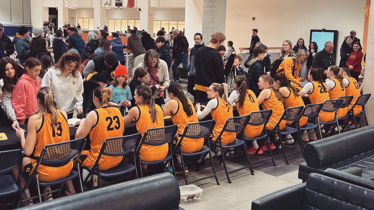 Very cool seeing so many people lined up to get autographs from the Queen's Women's Basketball Team last night! Lauren got her cards signed. 🏀💪