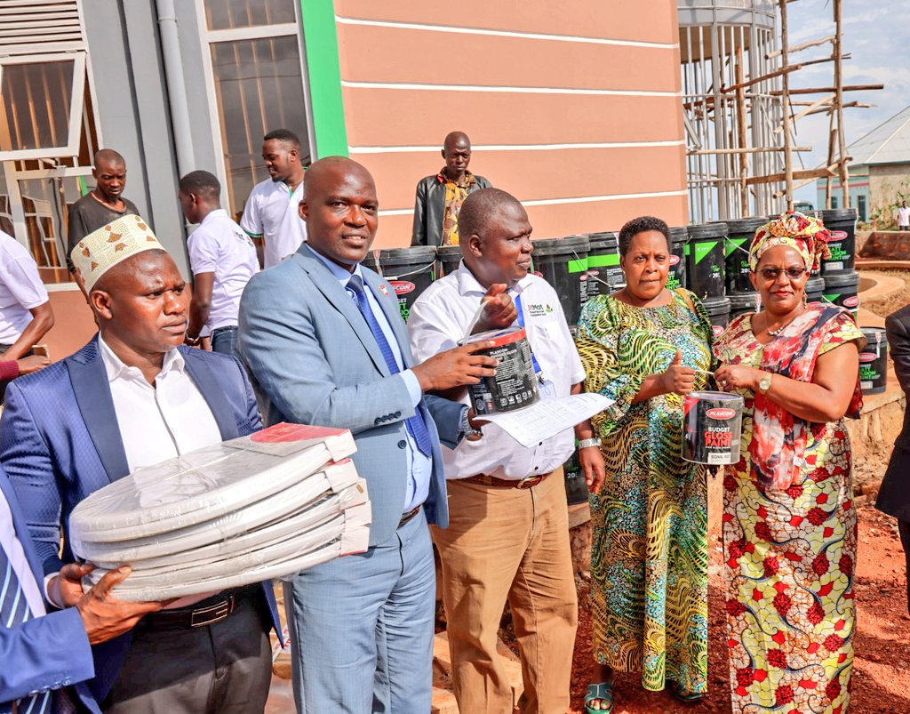 RTNBurundi's tweet photo. La société #JitMat octroie un don de matériaux de finissage et d'équipements du nouveau bâtiment du bureau de @MuyingaProvince. Ce don composé de peintures,du système de fermeture des portes,équipements sanitaires,mobilier et ô matériaux est d'une valeur de + de 519 millions Fbu. https://t.co/ItI42CbITj