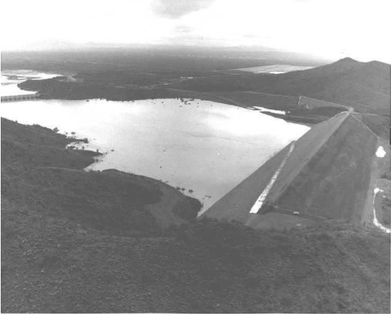 maricopaflood's tweet photo. February 1980:

District structures had a dramatic effect on attenuating floodwaters. Cave Buttes Dam had just been completed and virtually prevented all damages. Without this structure, the flows from Cave Creek would have spilled out of the Arizona Canal into central Phoenix. https://t.co/0lIsPKshOd