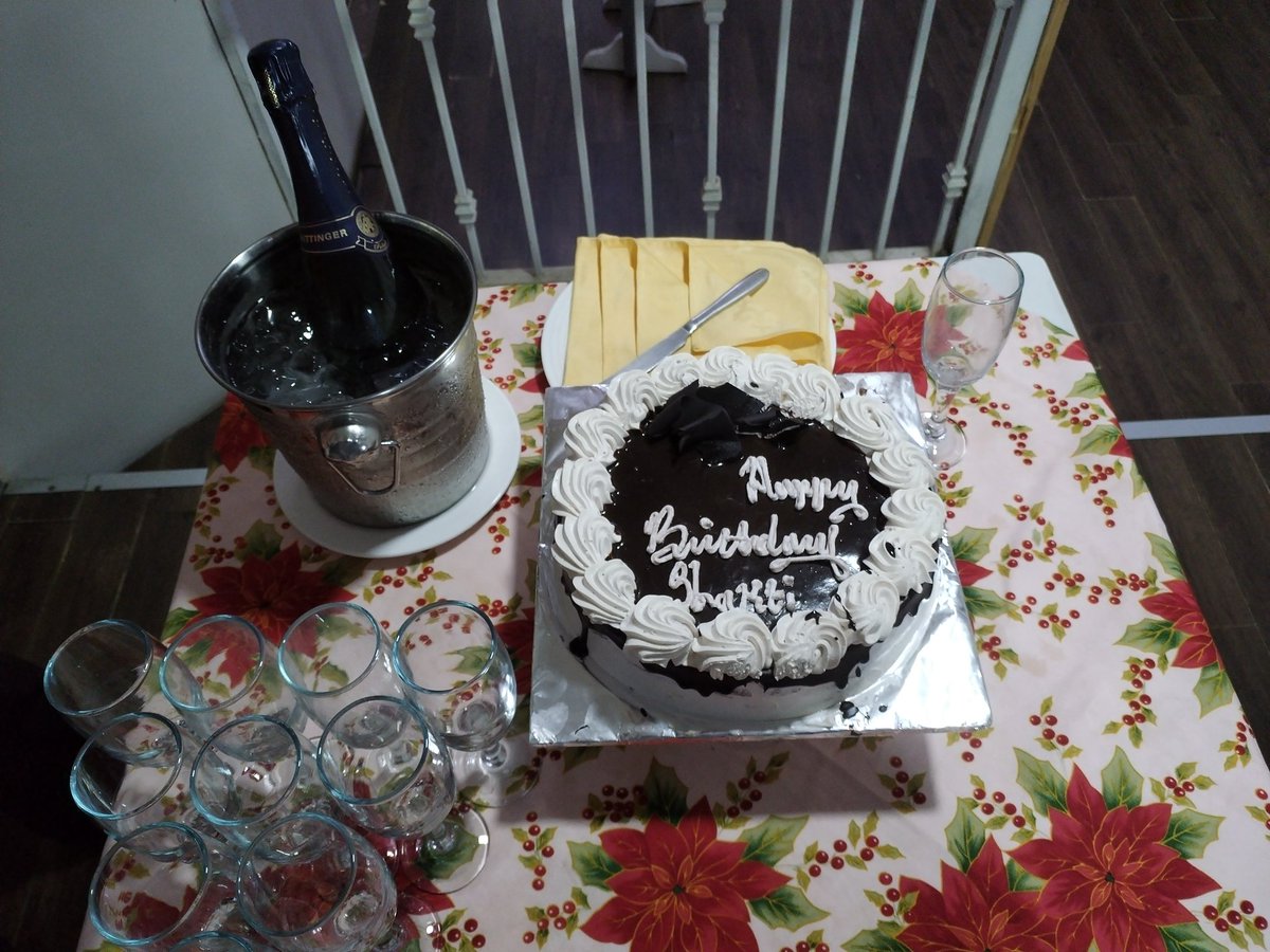 5hakt1's tweet image. It&apos;s the first time this season that I willingly decided not to watch a West Ham game. I decided to go celebrate my birthday instead with loved ones..
I am #WHTID but I am so disillusioned at this point.