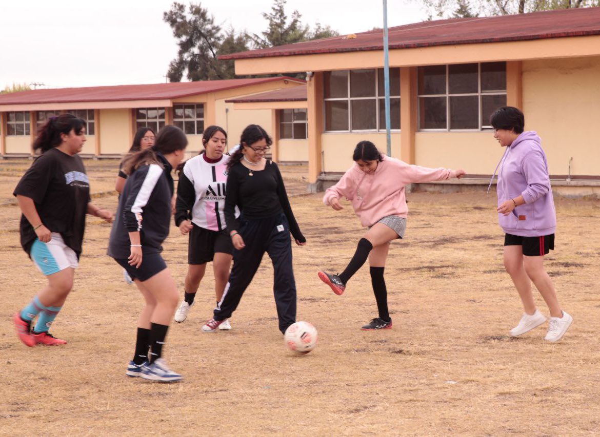 SEPHidalgo's tweet photo. En #Hidalgo #HagamosEquipo en la “Jornada Nacional de la Escuela a la Comunidad”. 

En su visita a las actividades de esta jornada, el secretario @natycastrejonv compartió con la juventud que tienen una vida llena de posibilidades a pesar de los retos que enfrentan; les invitó a que aprendan a disfrutar de la vida, así como venga. 

Jóvenes, tengan muchos sueños para que después dediquen toda su energía para convertirlos en realidad, desarrollen al máximo su potencial. 

@SEP_mx 
#PrimeroElPueblo
#PrimeroLaEducación