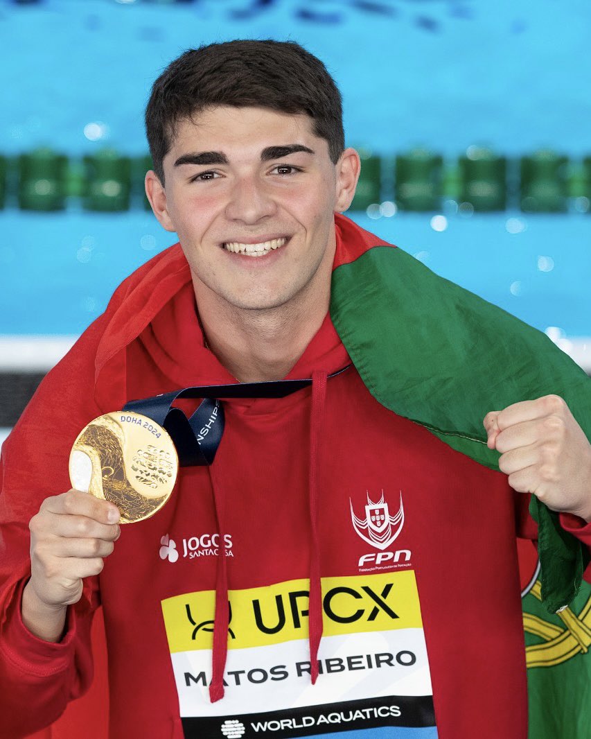 𝗗𝗨𝗔𝗦 𝗩𝗘𝗭𝗘𝗦 🥇🥇 Diogo Ribeiro como Campeão do Mundo: vitória na prova dos 100 metros mariposa! 🏊‍♂️🇵🇹 #VesteABandeira

📸 <a href="/fpnatacao/">FPN</a>