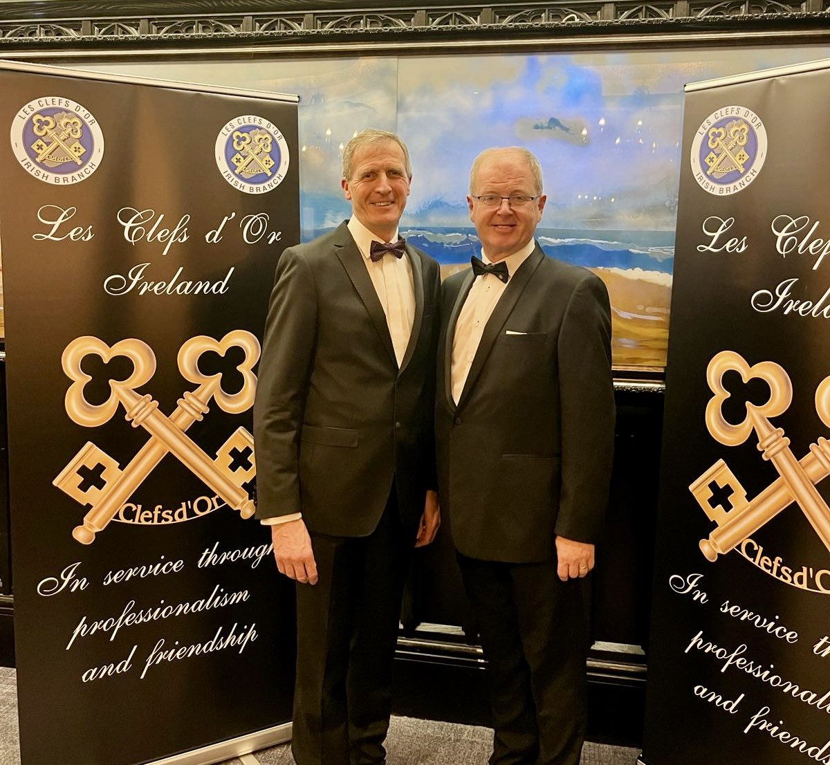 Delighted to welcome a great friend @PhilipGillivan from @Shelbournebar @The_VQ_Cork to the gala dinner of @LesClefsdOrIre @ClontarfCastle . One of our most recent business affiliates #CorkConcierge #InServiceThroughFriendship
