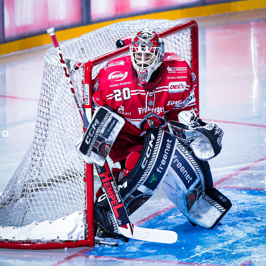 MACHER. HEXER. TÄNZER. 🔥

Im gestrigen Outdoor Game gegen die Eislöwen 32 Schüsse pariert und eine Fangquote von 91.43% aufgewiesen - Wahnsinn, was du zurzeit abspulst, Schneider 💯 Dafür gibt's hier erstmal ein bisschen Goalie Content 📸🤸‍♂️😁