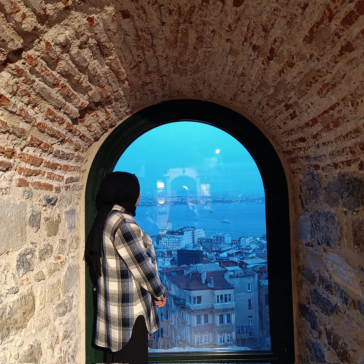 Plt_glsn's tweet photo. Eskisi gibi değilim artık
Dilim sustu, yüreğim duruldu
Bedenim yoruldu,hiç birşeye 
hevesim kalmadı
Sadece sessizce geçip gidiyorum 
hayatın içinden... https://t.co/sAt75wLB3p