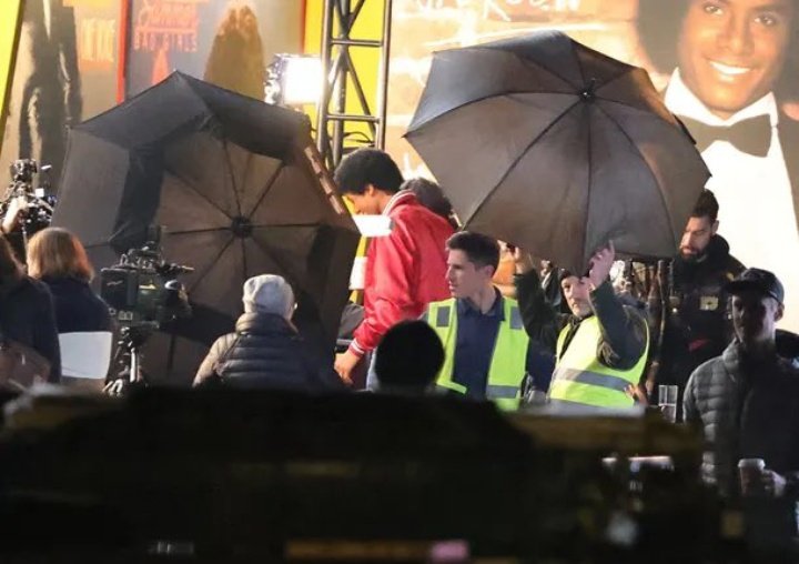 Acervo_Jackson's tweet photo. Nova foto do set de gravação do filme Michael mostra algo curioso: a capa de Off The Wall sendo recriada com o rosto de Jaafar. Aparentemente eles irão recriar todas as capas do álbum do Michael com o rosto de Jaafar. https://t.co/hvqQaPO2Pe