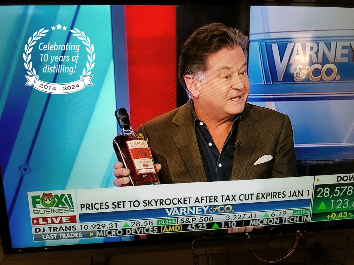 LitchfieldDist's tweet image. 𝟏𝟎 𝐘𝐞𝐚𝐫𝐬 𝐨𝐟 𝐃𝐢𝐬𝐭𝐢𝐥𝐥𝐢𝐧𝐠 𝐌𝐞𝐦𝐨𝐫𝐢𝐞𝐬 - #𝟐
That time in 2019 when Stew Leonard Jr. gave us a shout out on Varney &amp;amp; Co.
#spiritofhardwork #ctlocal #bourbon #ctgrown