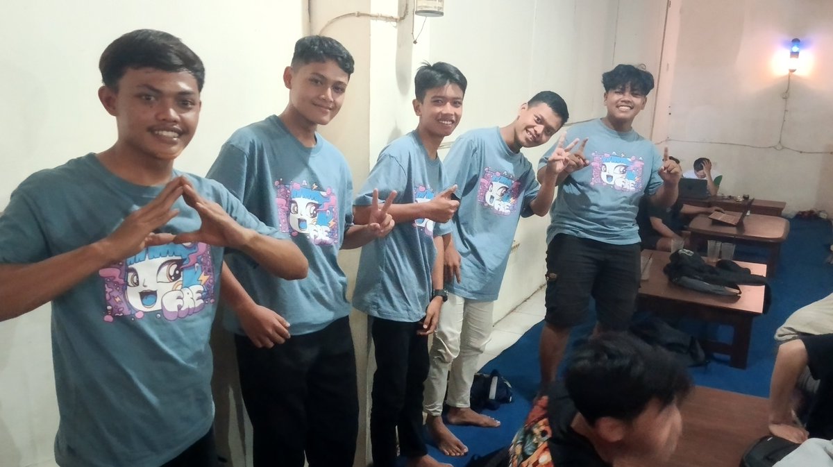 Jekeetian's tweet photo. Nobar bersama @KlatenFam48 hari ini, seragam semua jirr 😭

#L18rarianOfFreydom https://t.co/yVjnQycx1u