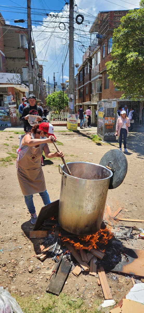 Son15Letras's tweet photo. ⚠️#DiaSolidario con las #OllasComunitarias, hoy queremos surtir 3 Ollitas y nos faltan 40 aportes de $10mil. #NosDasUnaMano? #Súmate a ver si logramos mercado para seguir compartiendo #ComidaDigna. Nequi-Daviplata 3246835714 https://t.co/tNJLu2Pyn6