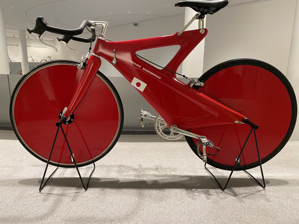 likesonbikes's tweet photo. Hat was, was auch immer 
#fahrrad #rotesfahrrad #Pinakothek #ausstellung #münchen https://t.co/K3gVXGyuIc