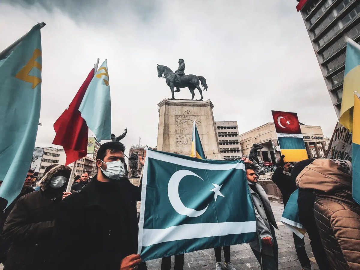 Putin'in Türklere hakaretine en güzel cevap, Ukrayna savaşında Kırım'ın yanında saf tutmaktır. 

Bize ve insanlığa düşman olan bu mahlukata karşı, dün olduğu gibi bugün de Kırım'ın, soydaşlarımızın yanındayız. 

Özgür Ukrayna'da, özgür Kırım'da bir araya gelmek dileğiyle.