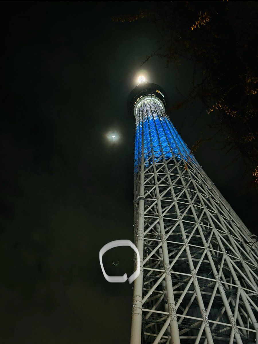 o_mi37's tweet photo. スカイツリーと月！
ってパシャリしたら肉眼で見えてなかった何かが写ったけどこれは何？ https://t.co/NJFvcNWOwf
