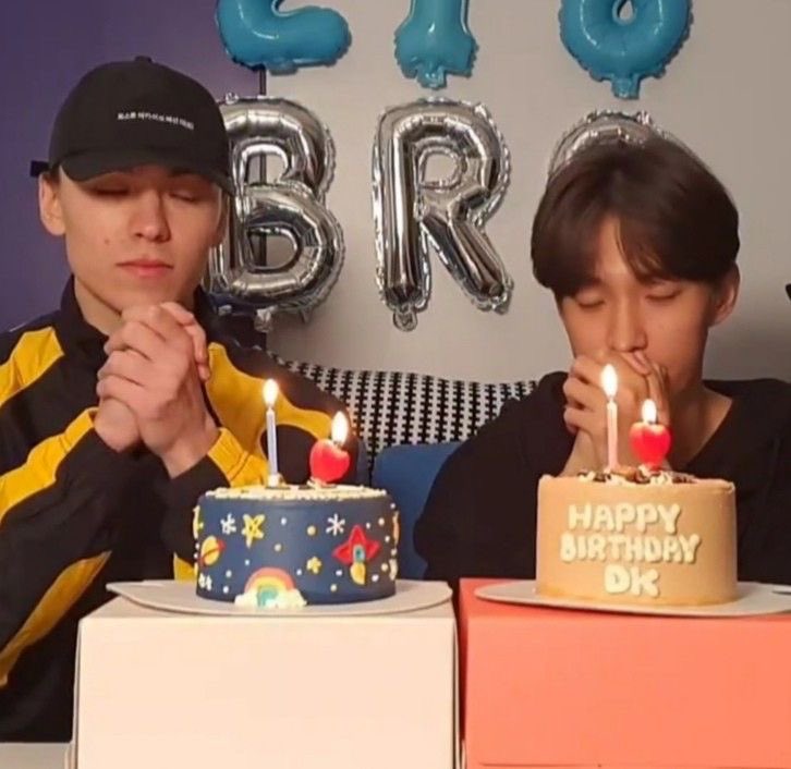 hhupics's tweet photo. happy birthday, our 218 bros! 🐻‍❄️⚔️🩶

#도겸버논_생일이라_행복이_218배
#218bro_DK_VERNON_DAY https://t.co/khr5C2PlTG