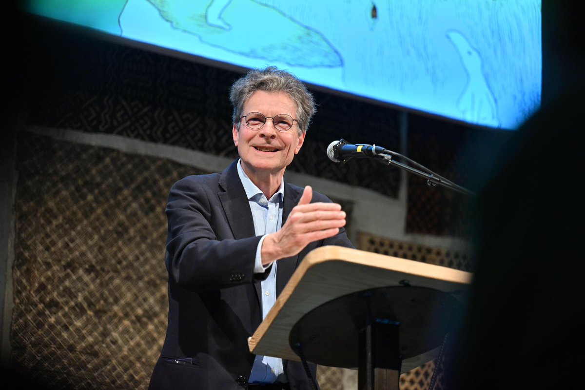 Clap de fin pour cette première journée de festival au Lieu Unique avec la leçon inaugurale d'Antoine Compagnon : Lire à l'âge numérique.

#atlantide2024 #festival #nantes #litterature #numerique 

Coproduction @citedescongresnantes <a href="/lelieuunique/">le lieu unique (compte inactif)</a> 

📸 @lensman_studio_nantes