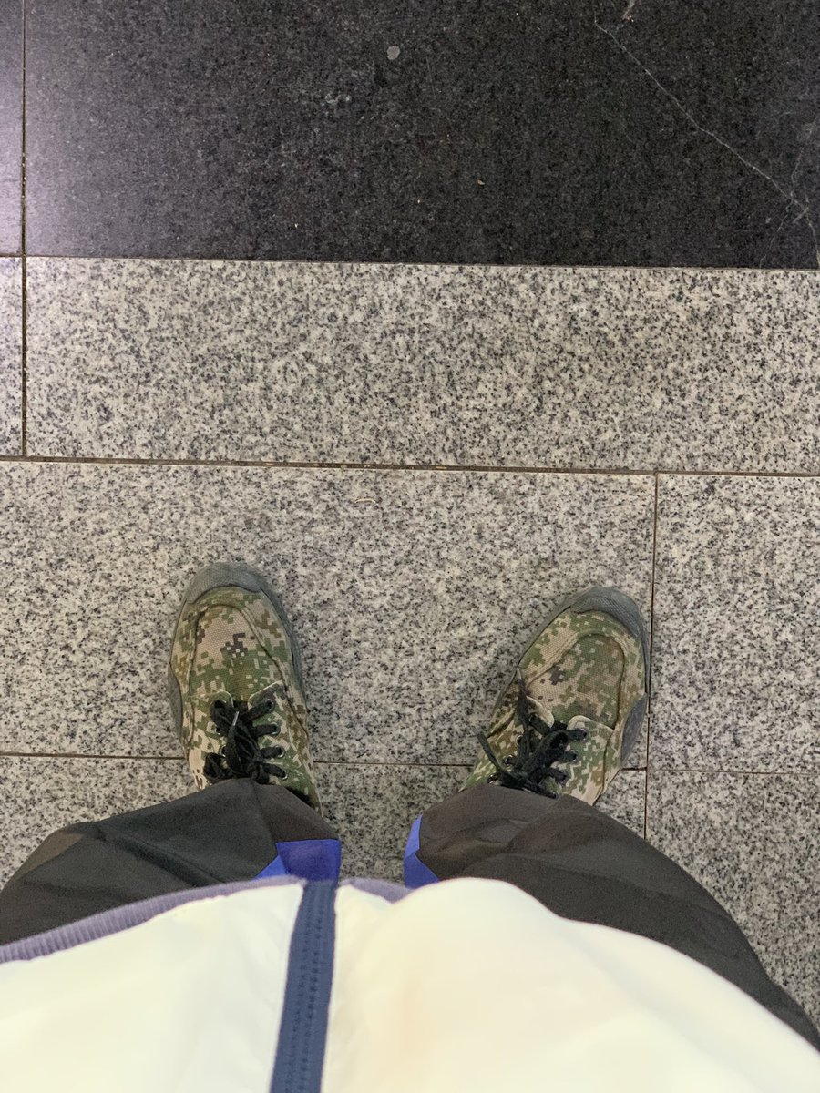 slavejiannu's tweet photo. #胶鞋 #作训鞋 #奴 #户外 贱狗一直觉得穿胶鞋出门是一件很羞耻的事。这件事被主人知道后。主人命令贱狗立马穿上作训鞋出门坐地铁，坐火车，去人多的地方。坐地铁的时候，贱狗对面坐着一排高中生。主人命令贱狗把黑袜露出来，向他们展示贱狗的很土的胶鞋和黑袜🥺全程狗jb都是硬的，被主人骂服了🥺 https://t.co/OwIi6Niaa2