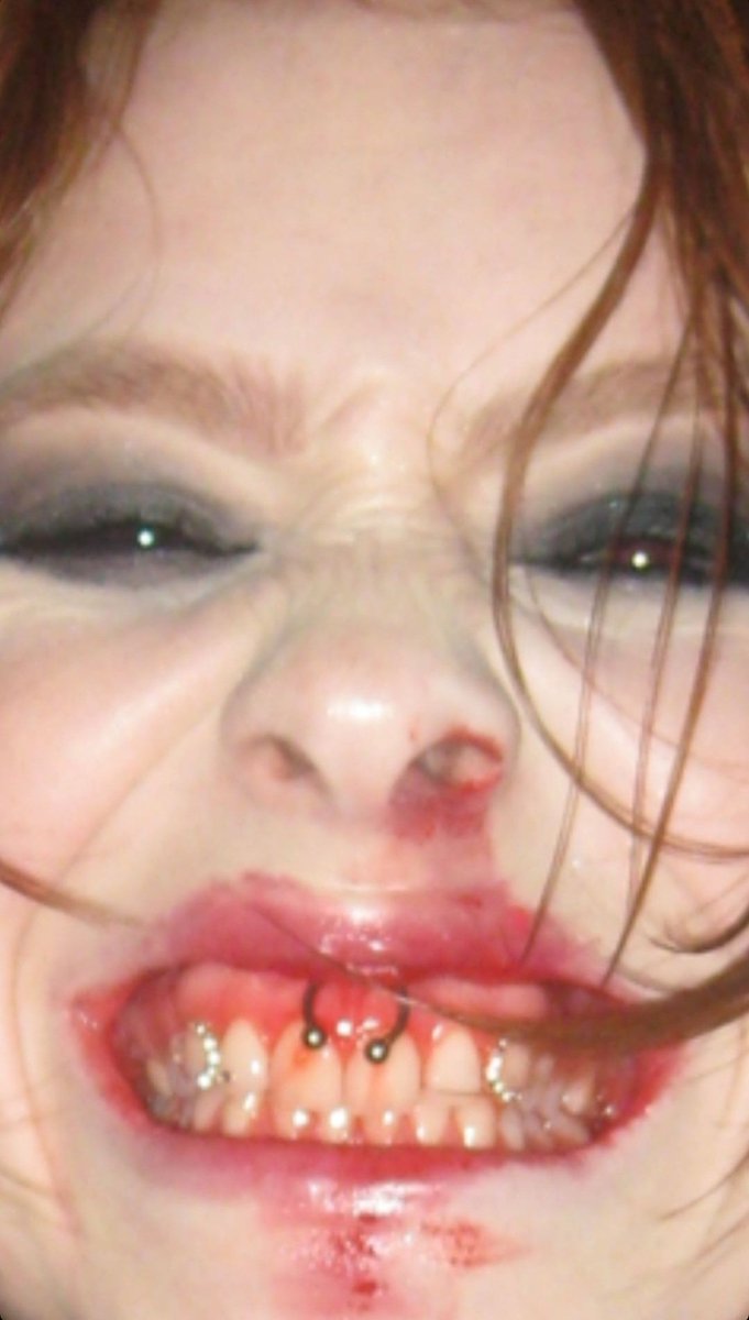 📲: Group chat w/ <a href="/LeCygneBrise/">Victoire G. Delacour.</a>, <a href="/AttiserLaFlamme/">Louis W. Weasley.</a>.

» decís que me pega para hacer cosplay de albus? 
» 📸 *enviaste una foto*
» (me rompieron la cara)