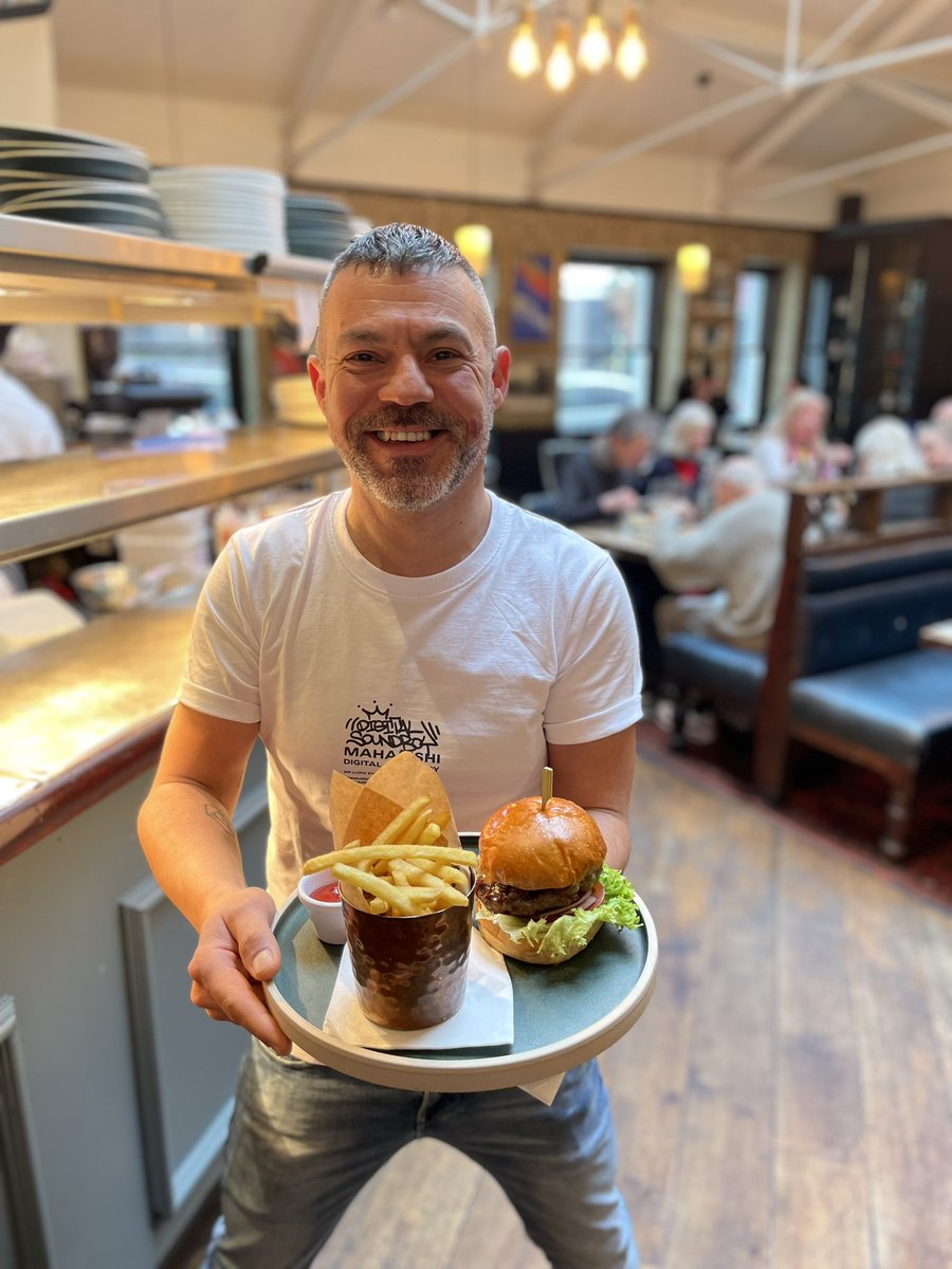 Burgers and beers go hand in hand on a Saturday. Hugo approves 🤝
#burger #maidavale #pubfood #youngs