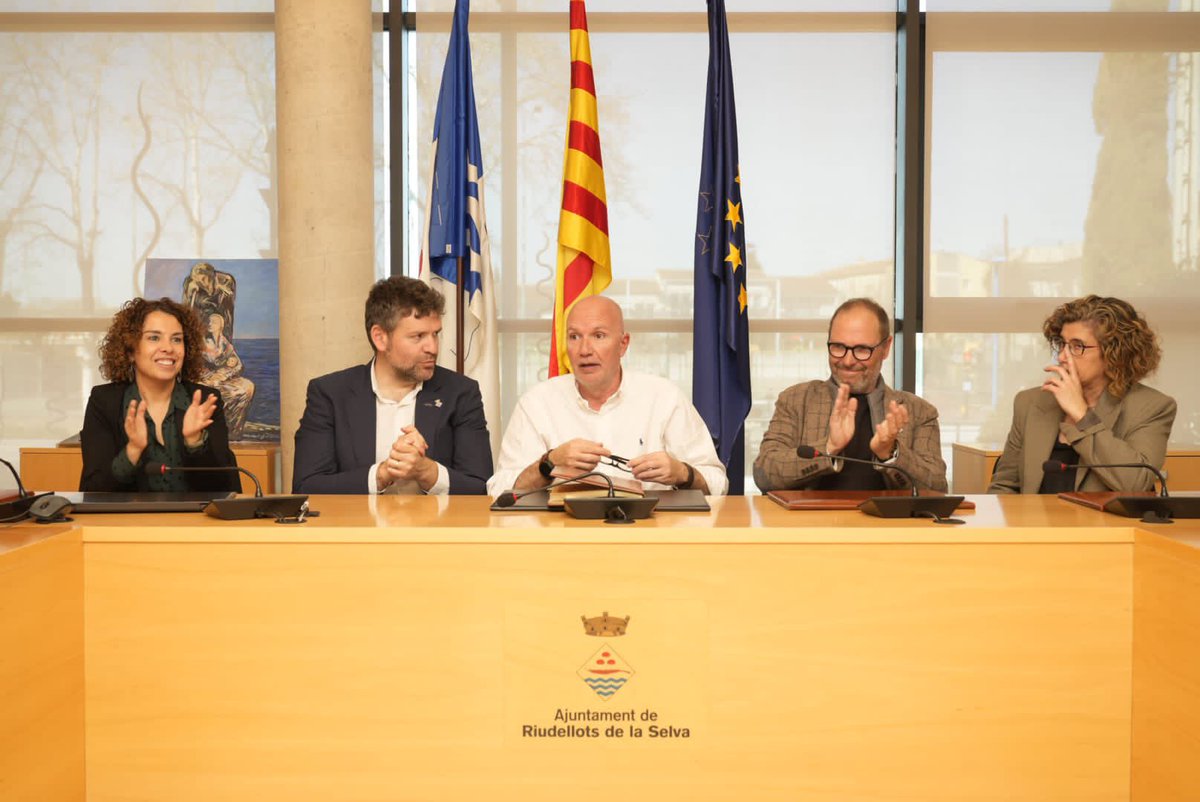 govgirona's tweet photo. 🐷 11a edició de #Fiporc

El #conseller d’@accioclimatica @dmascort, acompanyat per la #delegada @laia_co i la DST Elisabet Sánchez, ha participat en el tall del fuet, que dóna per inaugurada la 11a edició de @Fiporc. També ha visitat @Riudellots, on ha signat el llibre d’honor. https://t.co/UfI6Hdvr3o