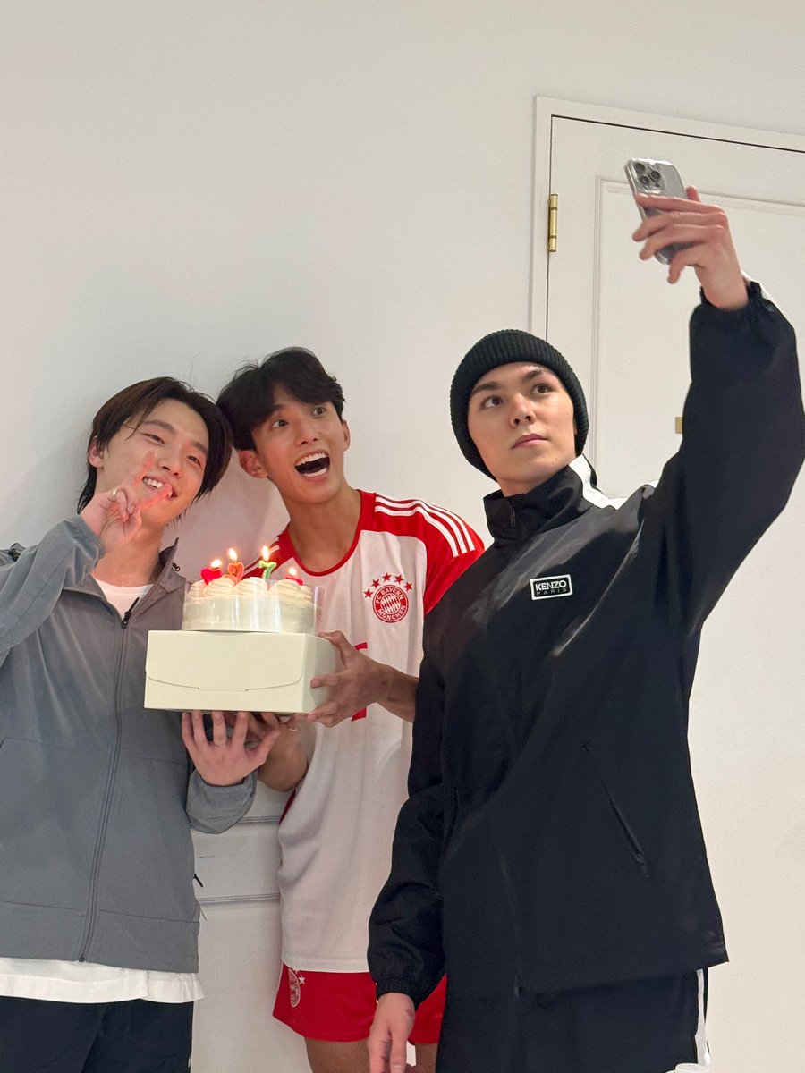minghaocheol_'s tweet photo. AAAAAAA THEYRE ALL TOGETHER CELEBRATING 😭😭😭😭

happy birthday vernon and dokyeom!!!! https://t.co/sm90VQd3RQ