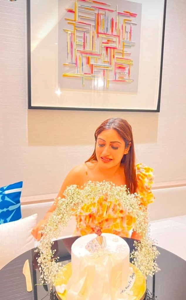 Wow! @SurbhiChandna has a hilarious reaction as she celebrates her bachelorette in traditionals! Courtesy it was a surprise from her bridesmaids!😂😍

#surbhichandna #bridetobe #bachelorette