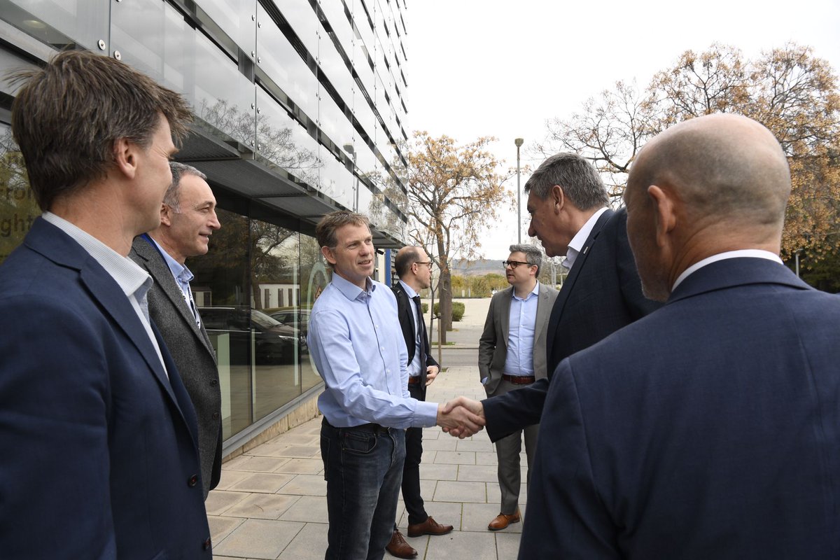 Yesterday the Flemish Minister President Mr Jan Jambon visited @ICFOnians, together with a delegation from @BPhotVub and @imec_int, to strengthen scientific collaborations between the institutions.