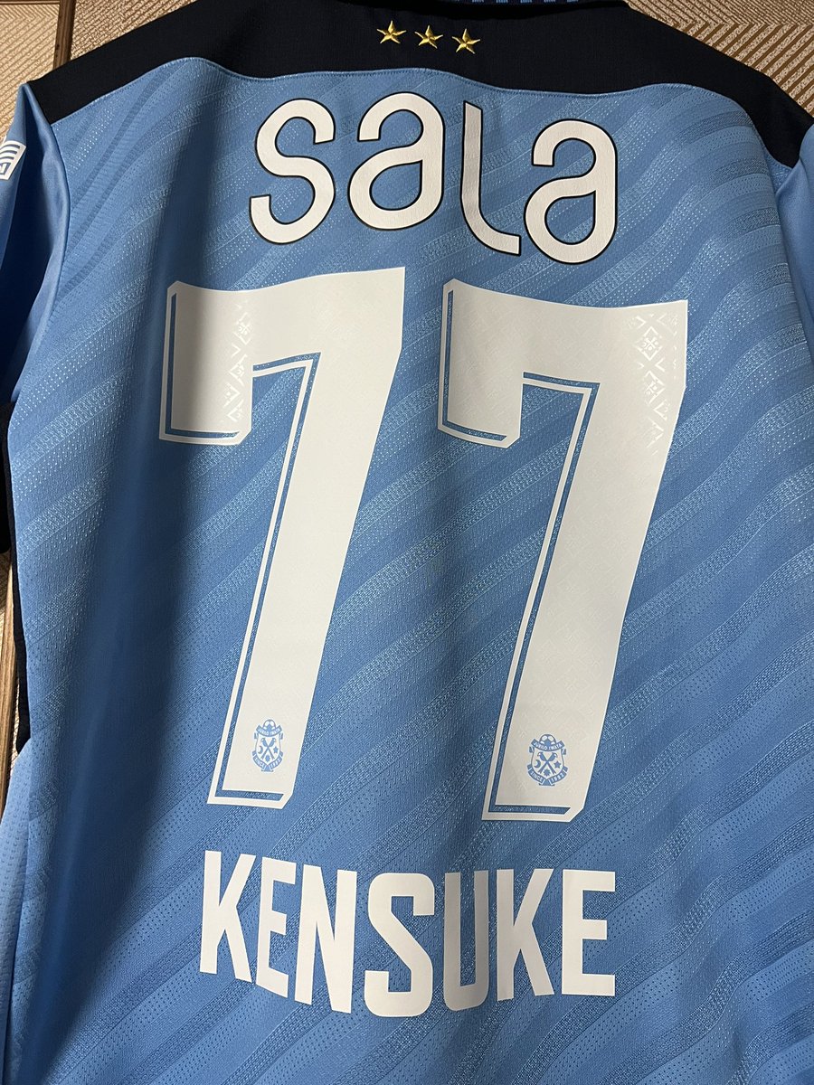 jubilo_ya0202's tweet photo. うちにも無事に届きましたー☺️
今年は熱いハートを秘めた爽やかフェイスの藤原くんに!
サインは自分でもらう楽しみとして取っておいたということで🙄
いよいよ来週から始まるー🥳
#ジュビロ磐田
#藤原健介
#No77 https://t.co/QYl1a4V4il