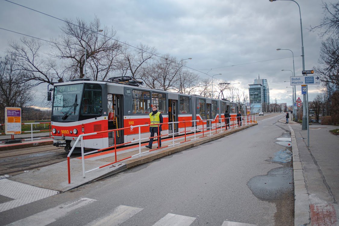 Na Libeňský most se částečně vrací tramvajová doprava! 🚋

Ode dneška se dostanete tramvajemi 1 a 27 z Holešovic přes řeku až k takzvanému inundačnímu mostu na libeňské straně. Technicky to umožňuje obratiště, které tu vybudoval <a href="/DPPOficialni/">Dopravní podnik hl. m. Prahy, akciová společnost</a>. 

Od nové zastávky pak můžete krátce