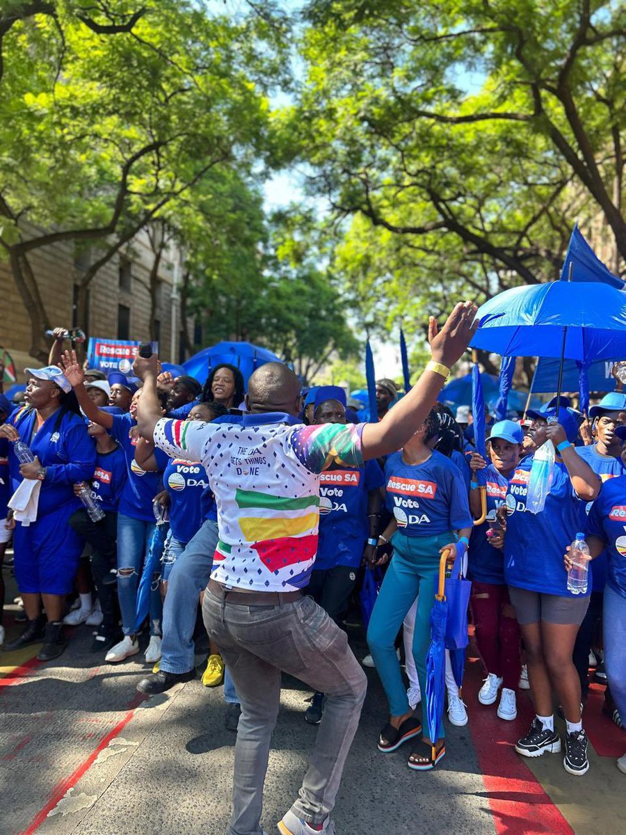 NicholasNyati's tweet photo. 🇿🇦 A historic moment. DA Leader John Steenhuisen addressed the crowd at the Union Building lawns, the office he will assume when the DA topples the ANC at the general elections. Join the mission to rescue SA.

Get the full DA manifesto at https://t.co/z8Xj26WQFJ

#DAmanifesto https://t.co/xBoKeQZHAF