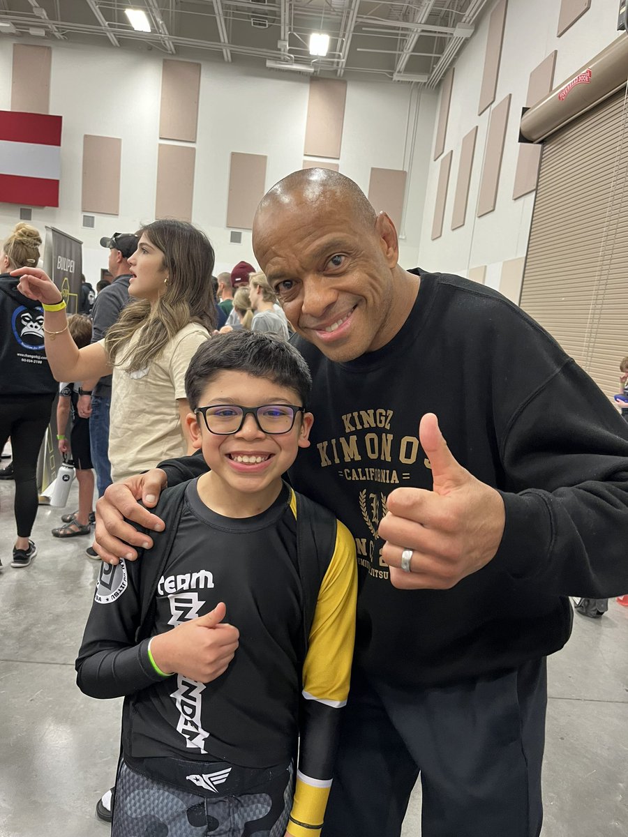 heidimusictchr's tweet photo. Fight day for my awesome son!!! #blessed #proudmom #LongsAreStrong #TeamIndependent #RobertoTraven https://t.co/O18A5z9ijf