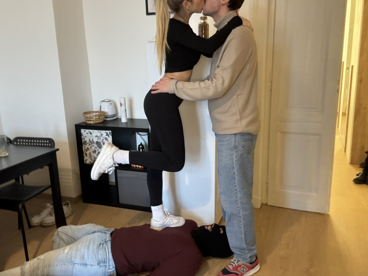 shiningbqueen's tweet image. I’m using a loser like an human carpet to kiss my hot boyfriend

Loser (@PaoloMoneySlave ) look at us while we kiss 🖕