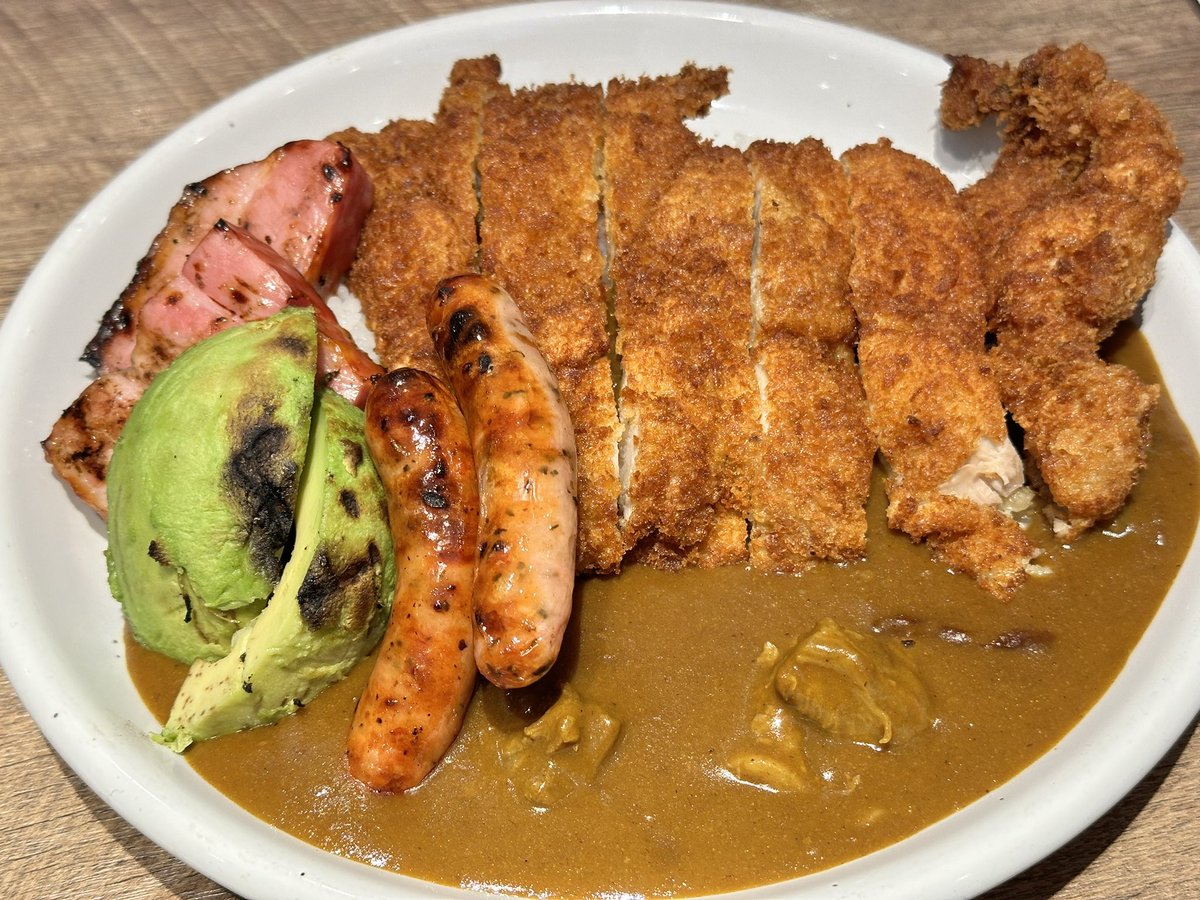 takenin_LURE's tweet photo. お昼ご飯
肉屋の牛すじチキンカツカレー
ソーセージ、アボカド、ベーコンをトッピング
#NICKHOUSE https://t.co/6G75V8oqGh