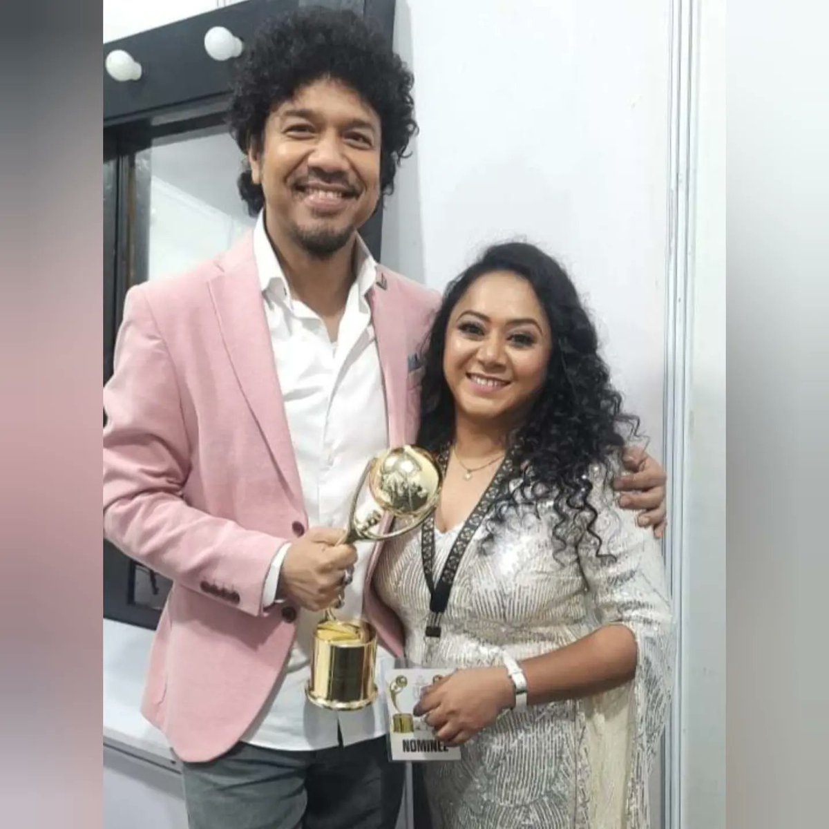 papon_army's tweet photo. @paponmusic has won two awards, #BestSingerMale (for 'Xapun Xapun Loga' from upcoming movie 'Jiya') and #GlobalIconAward at the #PragCineAwards last night ! 🥳❤️ https://t.co/dsuZiDXqJ1