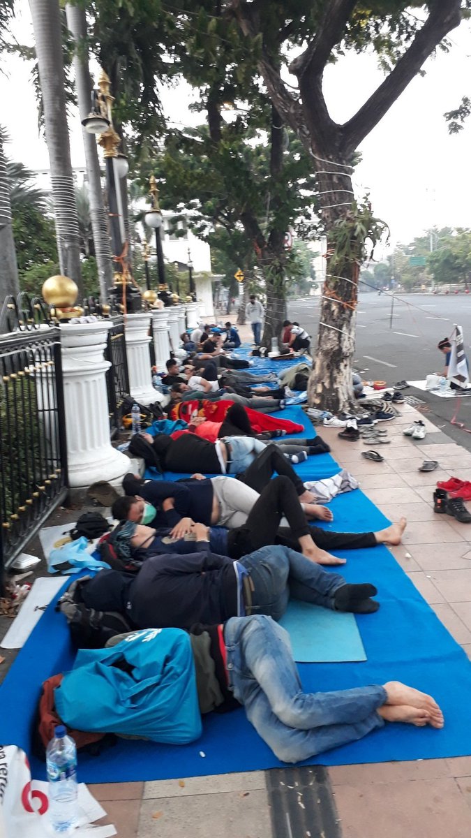 FShifahie's tweet photo. To deny the people their human rights is to challenge their very humanity. It's a decade that UNHCR and IOM are denying the refugees rights in Indonesia by their silence. 
#RescueRefugees11YesrsIndonesia https://t.co/IjxZ1gemX5