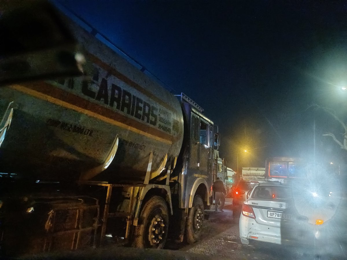 #हमीरपुर #कानपुर हाइवे पूर्ण रूप से जाम है प्रशासन कृपया मदद करे यात्री फंसे हुए है 🙏🙏
<a href="/Uppolice/">UP POLICE</a> <a href="/ADGZonPrayagraj/">ADG Zone Prayagraj</a> <a href="/dgpup/">DGP UP</a> <a href="/igrangekanpur/">DIG RANGE KANPUR</a> <a href="/hamirpurpolice/">HAMIRPUR POLICE</a> <a href="/kanpurdehatpol/">Kanpur Dehat Police</a> <a href="/igrangekanpur/">DIG RANGE KANPUR</a> <a href="/myogiadityanath/">Yogi Adityanath</a> <a href="/yadavakhilesh/">Akhilesh Yadav</a>