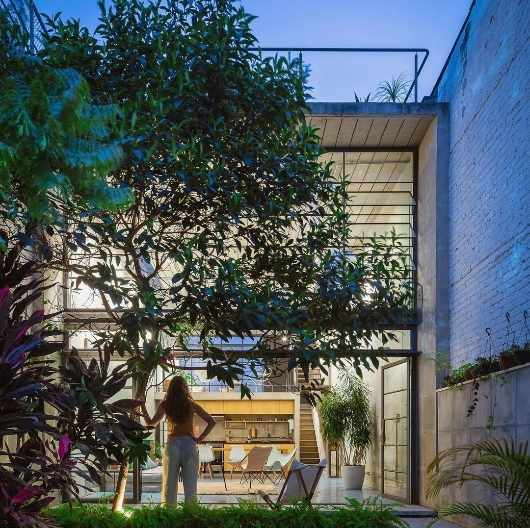 alejandrocsome's tweet photo. Se abre un capítulo de "Arquitectura cruda", que en Europa es (mayoritariamente) una  tendencia estética, pero en nuestra región puede ser el vector para lograr hacer arquitectura a costos accesibles.

Un ejemplo: Casa Pinheiros, de "23 SUL arquitectura", Brasil. https://t.co/ksKgTO5wNH