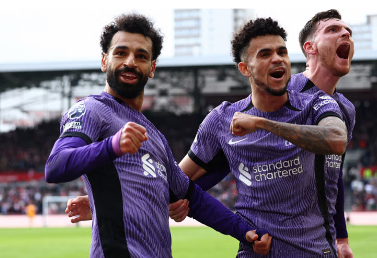 nowinuk's tweet photo. Mohamed Salah made a triumphant return by scoring a goal in Liverpool's 4-1 victory over Brentford, boosting the Premier League leaders' pursuit of the title despite facing numerous injuries on Saturday.

#Mosalah #LiverpoolFC #BrentfordFC #PremierLeague #MatchDay https://t.co/xDkSlGPch9