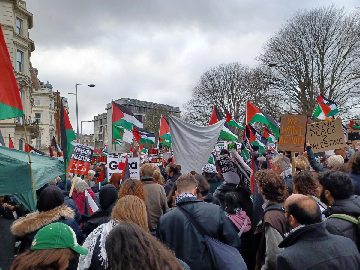 My favourite view of London. Look at all those wonderful people! London at its best. 🇵🇸🇵🇸🇵🇸🇵🇸 #FreePalestine