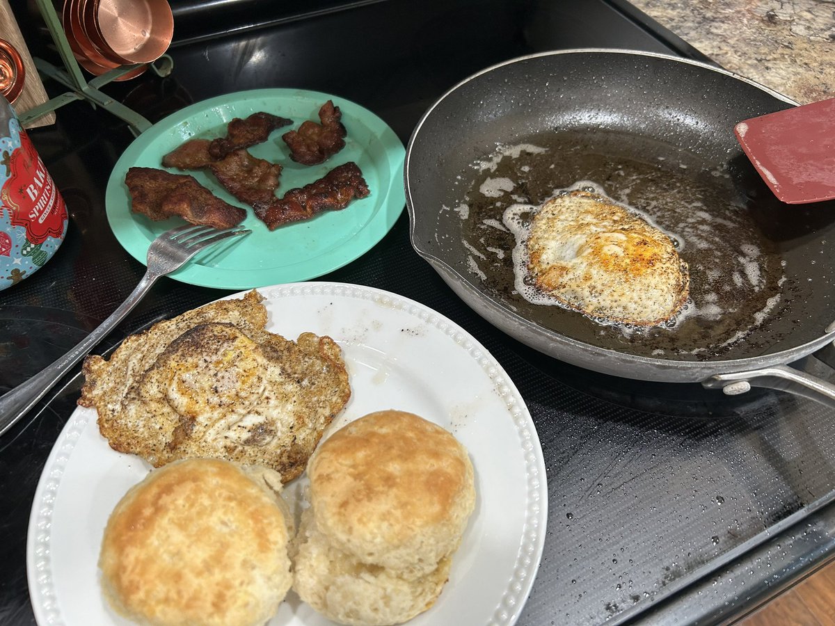 ahunt24um's tweet photo. Starting my weekend off with some really unhealthy choices
🍳 🥓 🧀 #bacongrease FTW https://t.co/95Il2U1VoZ
