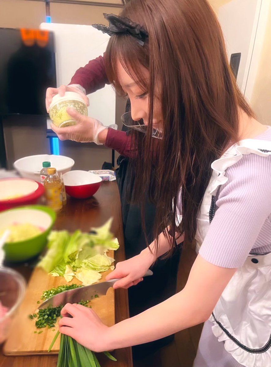今日は少人数での
バレンタインイベントでした
メインは餃子作りと
ちょいとチョコ作り

きてくれた皆様ありがとうございました
ハプニングもありましたが
皆様のおかげで
とっても楽しくて幸せで
濃密な時間を過ごせました
心からありがとう

半目だけど
これからも頑張ります
見守っていてくださいな https://t.co/kbQEzdgdai