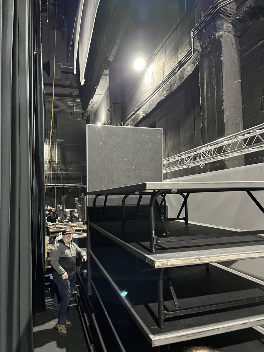 rolldads's tweet photo. This is how we do backstage! #GreatRiver #RollDads @JCSD_Innovation @JCSD_Synergy https://t.co/tM7n05t97y