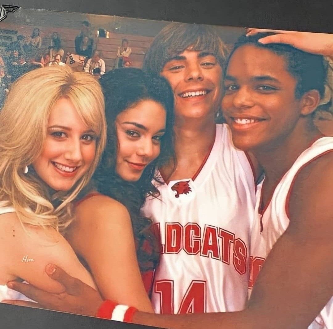 Es 2006, estás viendo #DisneyChannel y comienza #HighSchoolMusical, una película que, sin duda alguna, marcará tu infancia ❤️