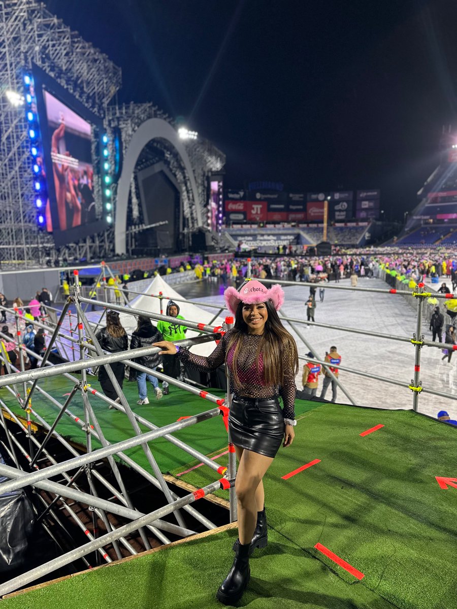 laura_dma's tweet photo. La mejor noche de mi vida 🌈💕 #mty #MSBfest @karolg https://t.co/J3eI8fks4a