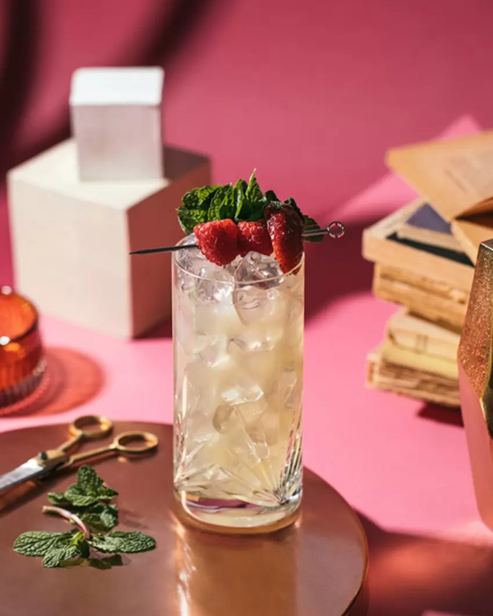 They do say opposites attract👆❤️👇 

Test out the theory with this exciting cocktail, made perfect with Cointreau!

Recipe here:
bit.ly/3SDF0k6

#Cointreau #valentinesday #datenight #cocktails #oppositesattract #valentines2024