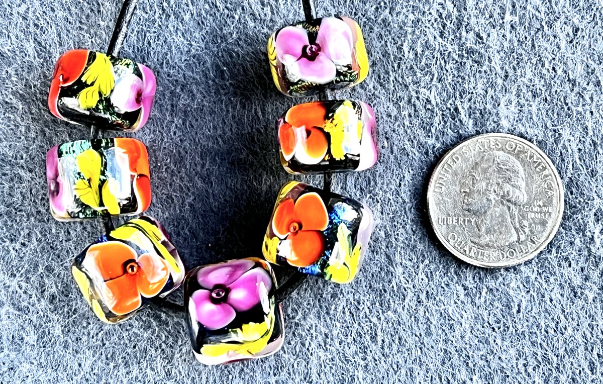 #justlisted this set of #floral #beads over #dichroic #glass for a #sparkling #lampwork #beadset!  

etsy.me/48fpeAA

#handmade #new #newlisting #flowerbeads #flowers #springtime #dichro