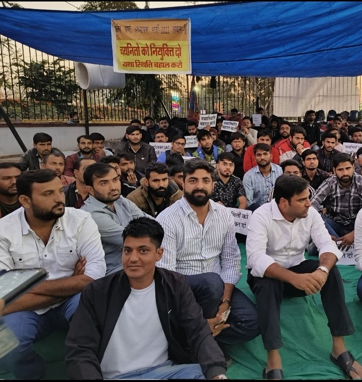 आज चयनित अध्यापकों के धरने का 20 वा दिन 
Nsui के <a href="/varunchoudhary2/">Varun Choudhary</a> <a href="/SunilChoudharyO/">Sunil Choudhary</a> <a href="/VinodJakharIN/">VINOD JAKHAR</a> <a href="/HarendraJnvu/">Harendra Choudhary JNVU</a> 
चयनित अध्यापकों का समर्थन कर जल्दी नियुक्ति की मांग उठाई🙏
#REET_L1_चयनितों_को_नियुक्ति_दो 
<a href="/JATbera1/">Bhera ram</a>
<a href="/AbhiTinnu191/">AbhishekTinnu191</a>