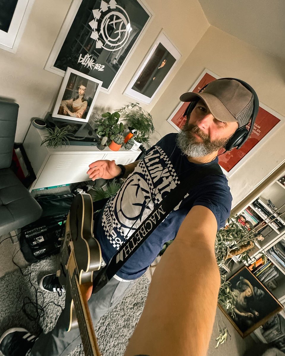 zulunineteen's tweet photo. Decided to play some pop punk today. Learning the new blink songs… #blink182 https://t.co/5vZFmn7qhM