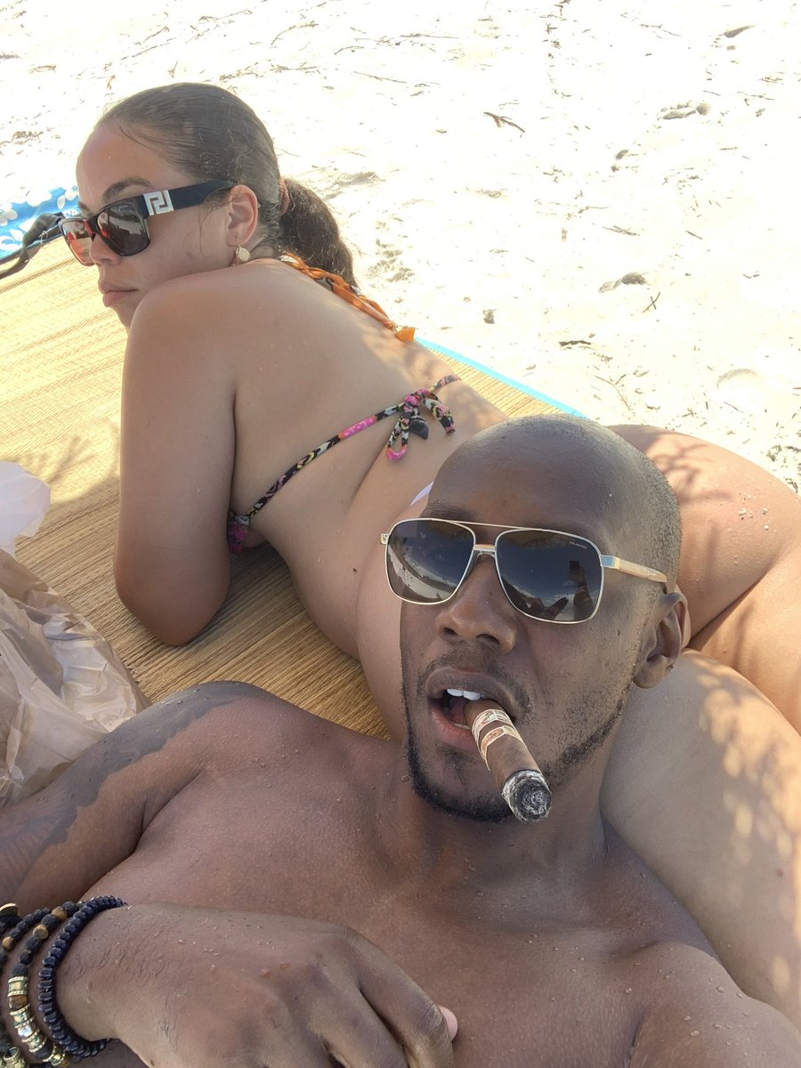 ArmsOnRoids's tweet photo. #SaturdayVibes my lady, cigar, beach and sun ☀️ https://t.co/BrONdRIHhu