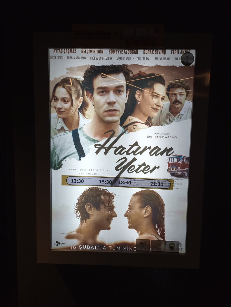 yarenperalta's tweet photo. 13. dakikada başladım ağlamaya son sahne bitene kadar susamadım maalesef.. favori Türk filmim bundan sonra Hatıran Yeter. müthiş ötesi bir film olmuş, yurdum sinemasından beklemediğim kadar kaliteli bir sinematografiye sahipti. elinize emeğinize sağlık 🖤 https://t.co/c7eNJUoaDu